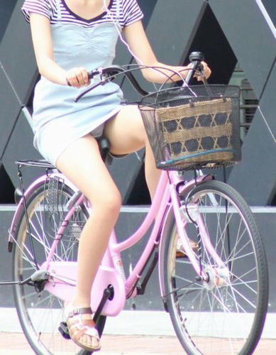 ミニスカで自転車に乗る女