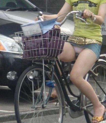 ミニスカで自転車に乗る女